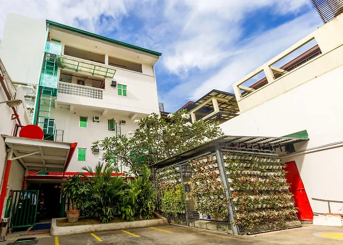 Oyo 842 Smiles Apartelle Hotel