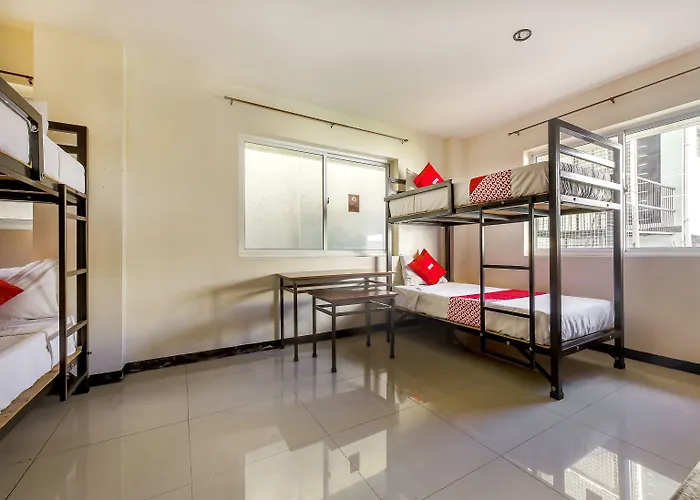 Oyo 842 Smiles Apartelle 2*